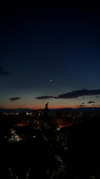 Foto vista aerea del paesaggio urbano illuminato