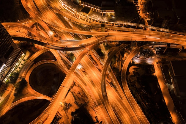 照らされた高架道路の空中写真
