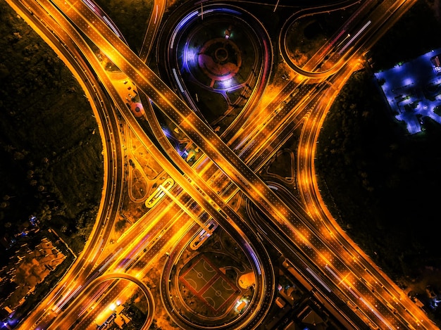 夜の街の照らされた高速道路の空中写真