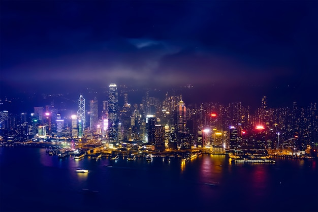 조명 된 홍콩 스카이 라인의 공중 전망입니다. 홍콩, 중국