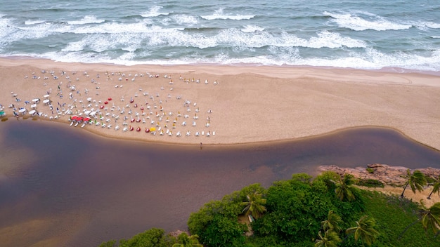 Imbassai 해변, Bahia, 브라질의 공중 전망. 강이 있는 북동쪽의 아름다운 해변