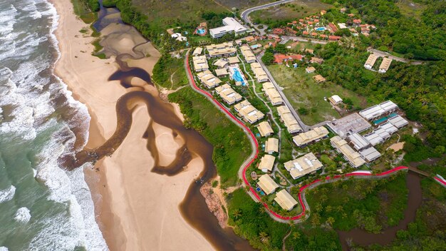 Foto veduta aerea della spiaggia di imbassai, bahia, brasile. bella spiaggia nel nord-est con un fiume