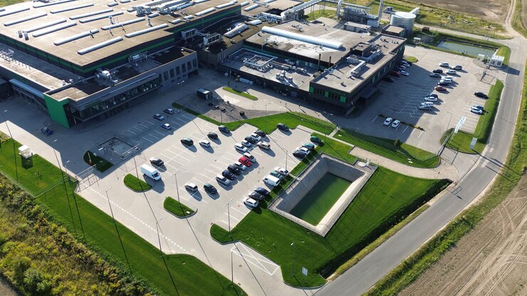 Photo aerial view of industrial building with watertowater heat pump system