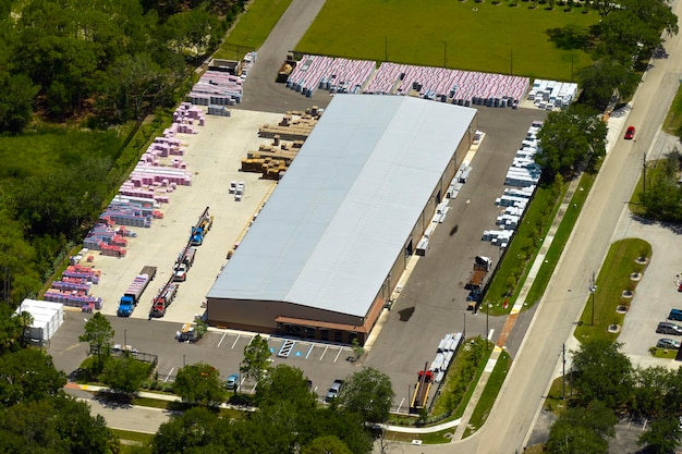 上から見た都市ゾーンの商品倉庫と物流センターを備えた工業団地の空撮