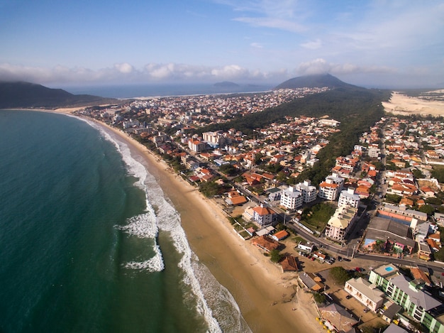 Foto vista aerea della spiaggia di ingleses a florianopolis, brasile.