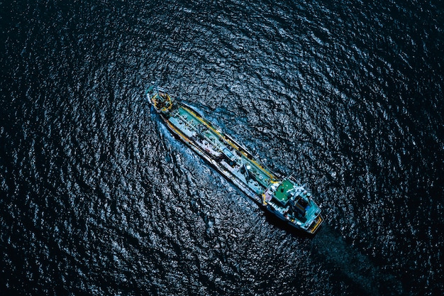 Petrolio e gas internazionali di vista aerea con la paura dell'oceano di servizi commerciali di consegna delle navi del trasporto di petrolio