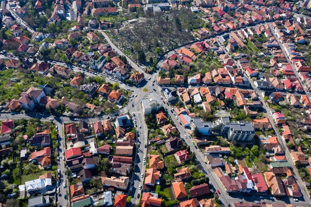 Foto vista aerea dell'incrocio di sette strade nella città vecchia da un drone