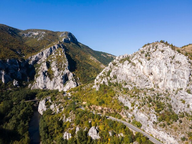 Foto vista aerea della gola del fiume iskar, montagne dei balcani, bulgaria