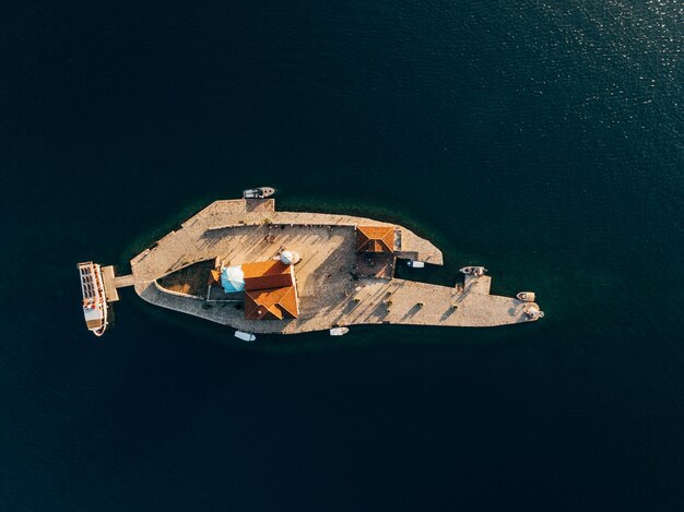 Вид с воздуха на остров госпа од скрпела черногория