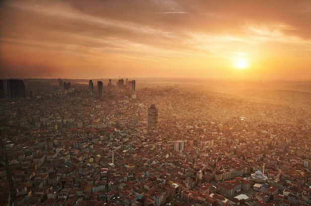 Аэрофотоснимок города Стамбул с небоскребами на закате