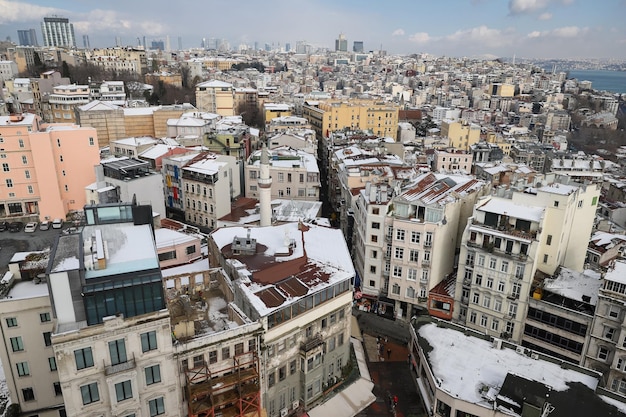 눈 덮인 날에 이스탄불 시의 공중 보기