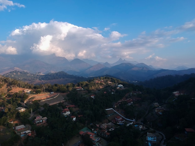 リオデジャネイロ州のイタイパヴァペトロポリス山岳地帯の空撮ブラジルドローン写真