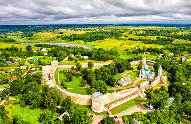 Vista aerea della fortezza di izborsk nell'oblast' di pskov in russia