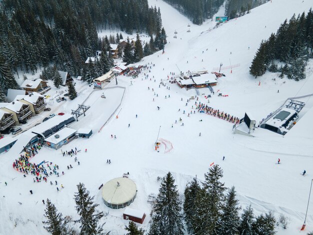 Вид с воздуха на линии горнолыжного курорта Ясна до кресельного подъемника