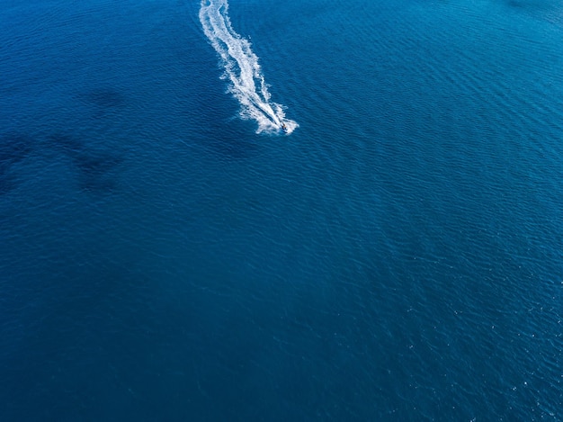 海の紺碧の水のジェット スキーの空撮