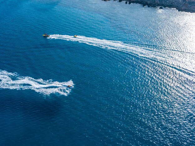 Vista aerea sulla moto d'acqua nell'acqua azzurra di un mare