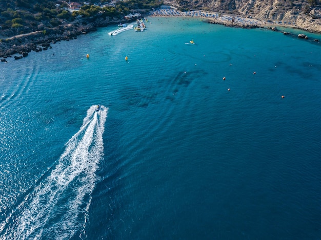 海の紺碧の水のジェット スキーの空撮