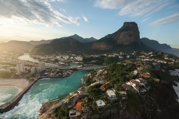 조아 (Joa) 와 페드라 다 가베아 (Pedra da Gavea) 언덕의 공중 사진 리오데자네이로 브라질