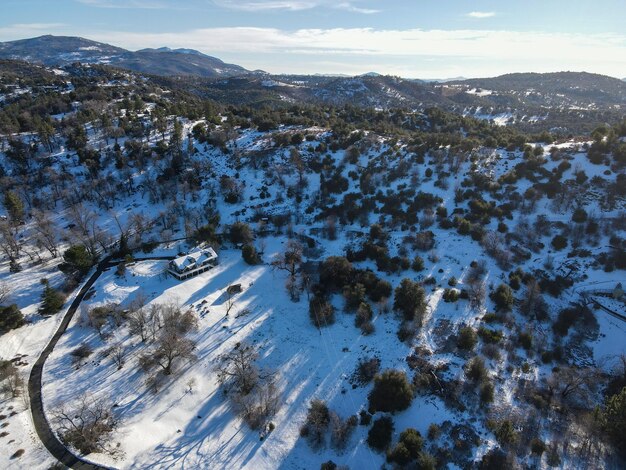 雪の日のジュリアンの空撮。南カリフォルニア