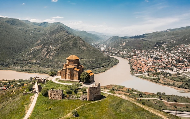 Photo aerial view of jvari monastery