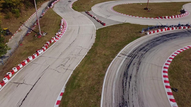 Veduta aerea della pista di kart durante la gara diversi kart da corsa gareggiano su una pista speciale