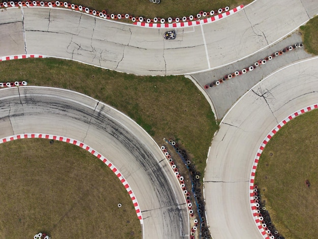Veduta aerea della pista di kart durante la gara diversi kart da corsa gareggiano su una pista speciale
