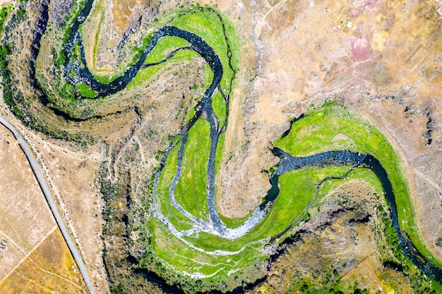 Вид с воздуха на реку Касах в Ошакане в Армении