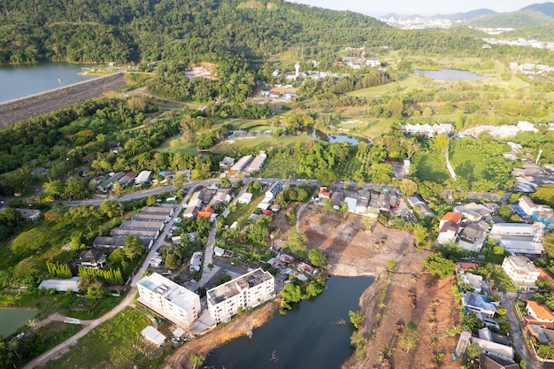 Veduta aerea del distretto di kathu al mattino a phuket thailandia immagine dalla fotocamera drone veduta dall'alto