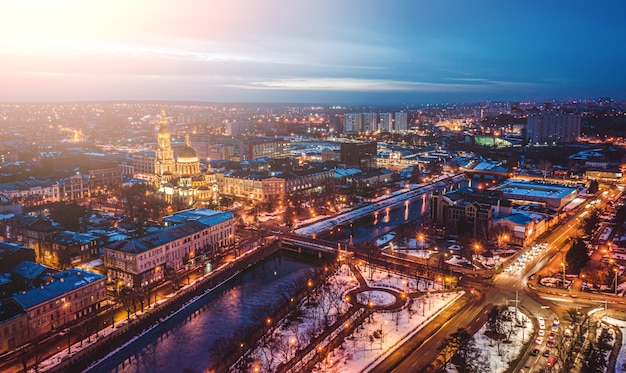 夜のイルミネーションのハリコフ市の空撮