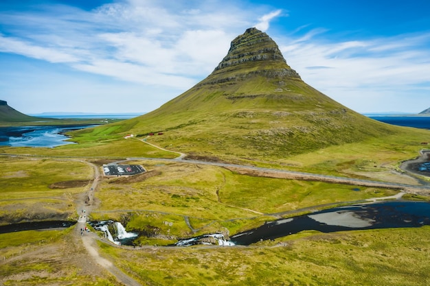 아이슬란드에서 Kirkjufell 산 풍경과 아래 폭포의 항공 보기
