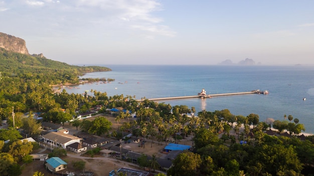 Foto vista aerea dell'isola di koh mook o muk con il molo è una piccola isola idilliaca nel mare di andaman nel sud della thailandia