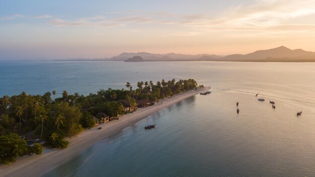 Foto vista aerea di koh mook con il bellissimo cielo e l'alba a trang, in thailandia. è una piccola isola idilliaca nel mare di andaman.