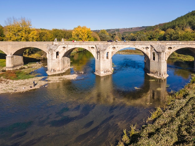 Foto vista aerea del ponte kolyu ficheto a byala, in bulgaria