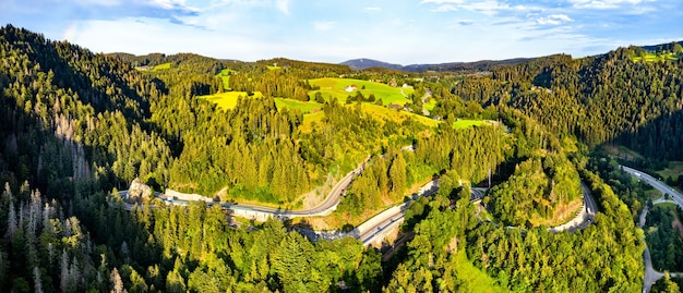 Vista aerea di kreuzfelsenkurve, un tornante nelle montagne della foresta nera, germania