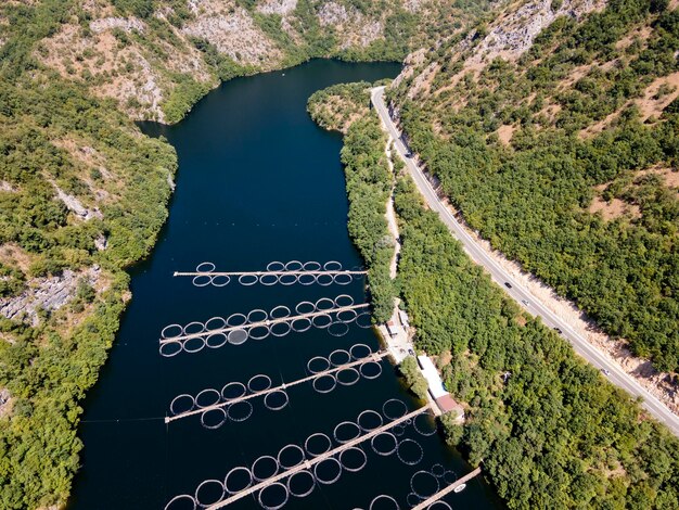 Foto vista aerea del serbatoio di krichim, montagna delle rodopi, bulgaria