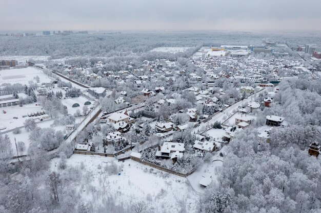 Photo aerial view of the kurkino nature park and the skhodnya river at in moscow russia