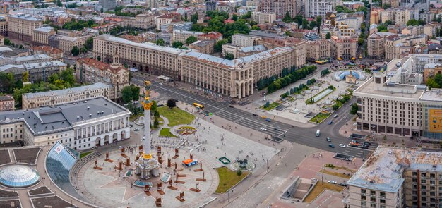 キエフ市の空から眺める市の中心部近くの美しい通り