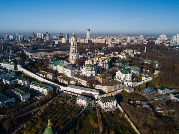 Photo aerial view kyiv pechersk lavra churches on hills from above with morning fog ukraine