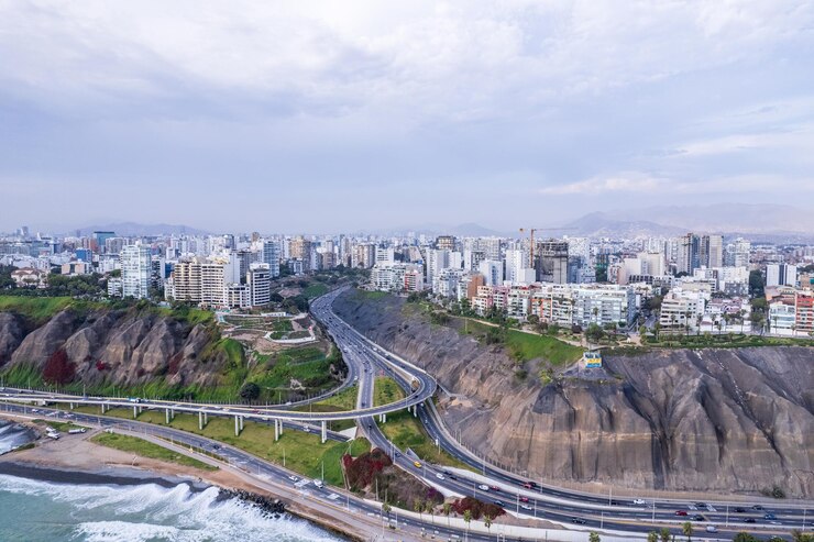 Photo aerial view of la costa verde and the miraflores boardwalk in lima