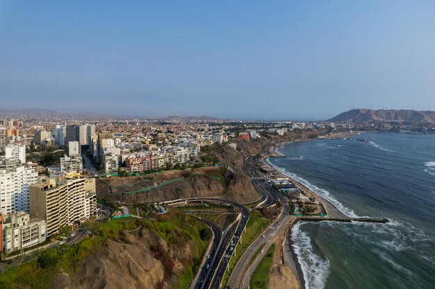 Photo aerial view of la costa verde and the miraflores boardwalk in lima