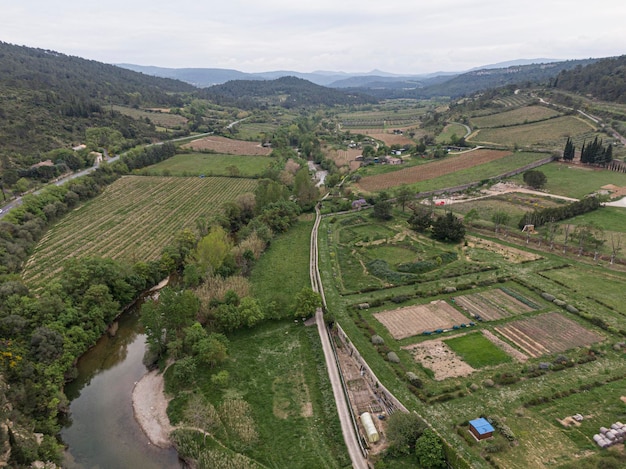 Вид с воздуха на средневековый город Лаграс Aude Occitanie, город построен вдоль реки Орбье.