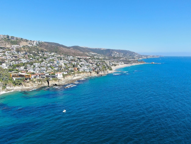 Вид с воздуха на прибрежный город и пляж Лагуна-Бич, Южная Калифорния, США