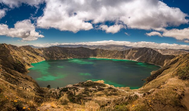 Foto vista aerea del lago contro un cielo nuvoloso