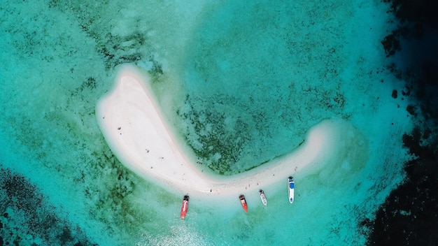 Photo aerial view of land amidst sea