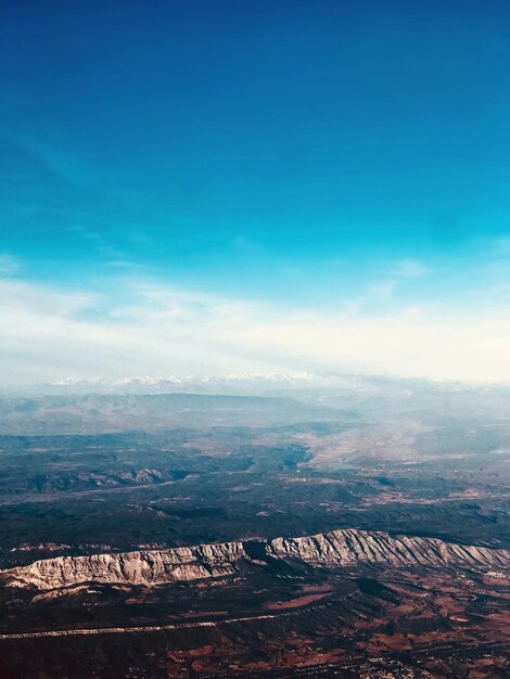 Photo aerial view of landscape against cloudy sky