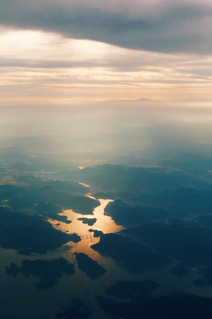 Foto veduta aerea del paesaggio contro il cielo durante il tramonto