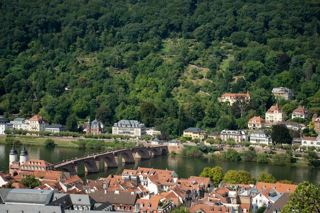 독일 바덴뷔르템베르크(BadenWurttemberg)의 하이델베르그(Heidelberg)를 여행하고 방문할 수 있는 하이델베르크 성(Heidelberg Castle) 또는 하이델베르거 슐로스(Heidelberger Schloss)에서 하이델베르그 알트슈타트(Heidelberg Altstadt) 또는 구시가지의 공중 전망과 도시 경관