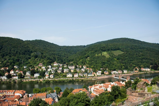 독일 바덴뷔르템베르크(BadenWurttemberg)의 하이델베르그(Heidelberg)를 여행하고 방문할 수 있는 하이델베르크 성(Heidelberg Castle) 또는 하이델베르거 슐로스(Heidelberger Schloss)에서 하이델베르그 알트슈타트(Heidelberg Altstadt) 또는 구시가지의 공중 전망과 도시 경관