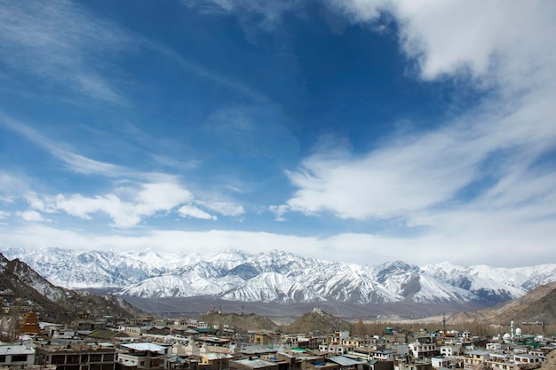 Paesaggio di vista aerea e paesaggio urbano del villaggio di leh ladakh con l'himalaya o la montagna dell'himalaya dal punto di vista del museo del palazzo di leh stok a leh ladakh in jammu e kashmir india durante la stagione invernale