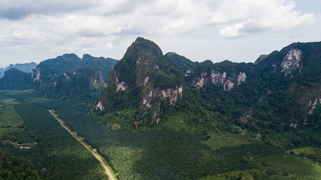 Foto paesaggio di vista aerea della montagna in krabi tailandia